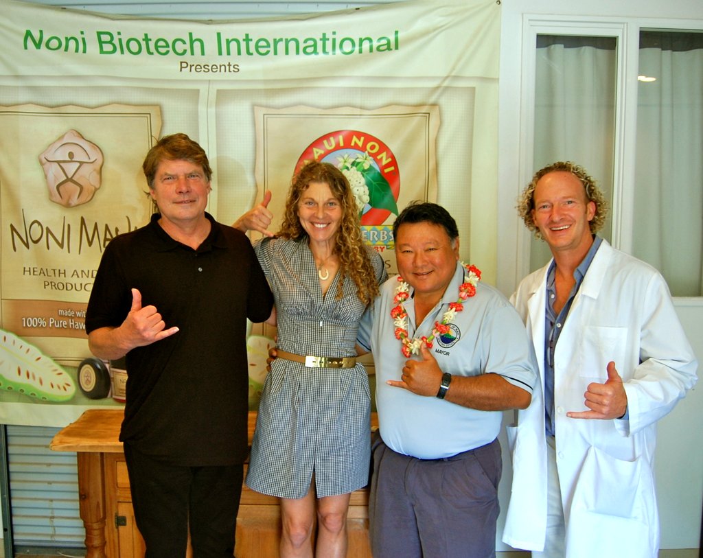 Left to right: Noni Biotech’s Presidents David Backstrom and Marie-Laure Ankaoua, Mayor Alan Arakawa, and Noni Biotech’s Director of Research Paul Nordone. Photo courtesy of Noni Biotech.